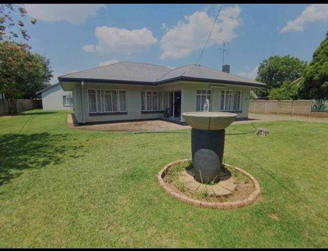 5 BEDROOM HOUSE FOR SALE IN THREE RIVERS